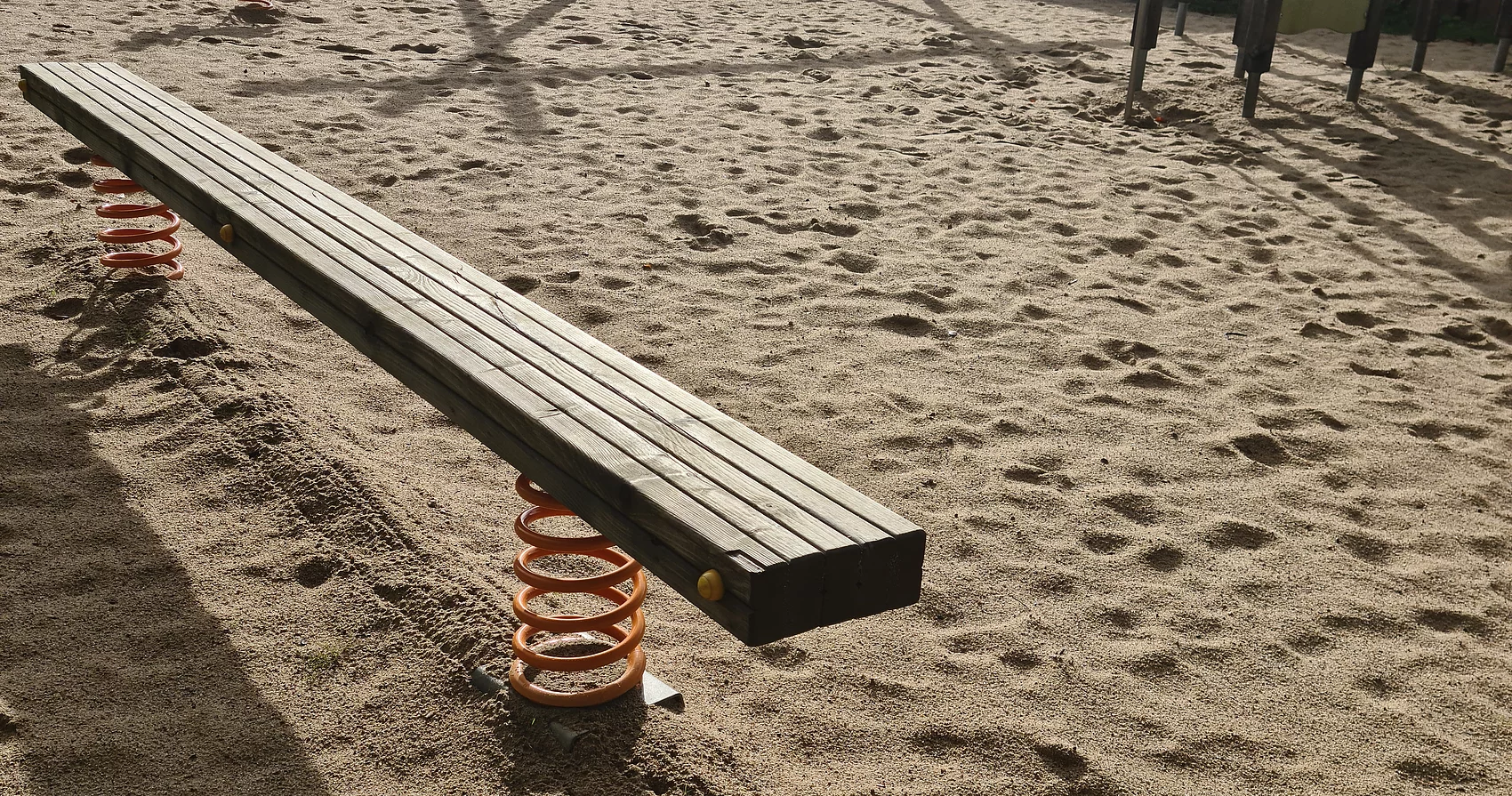 Der Wackelbalken auf dem Spielplatz Elsdorf. 