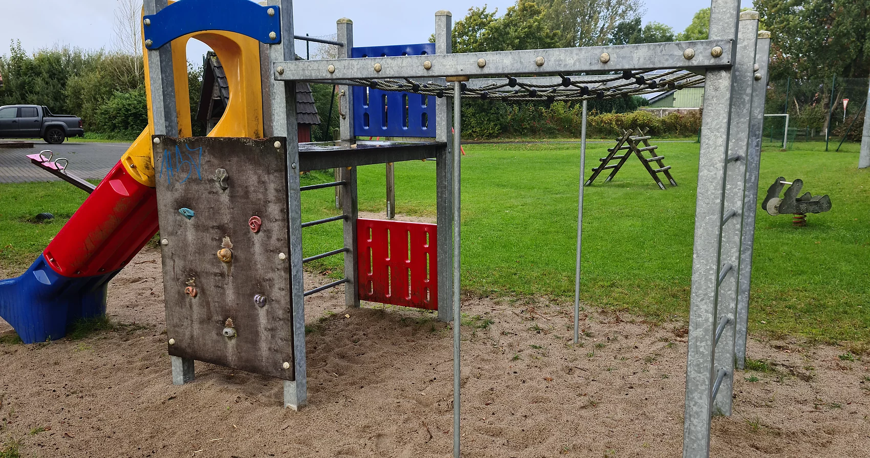 Klettergerüst mit diversen Klettermöglichkeiten und Rutsche.