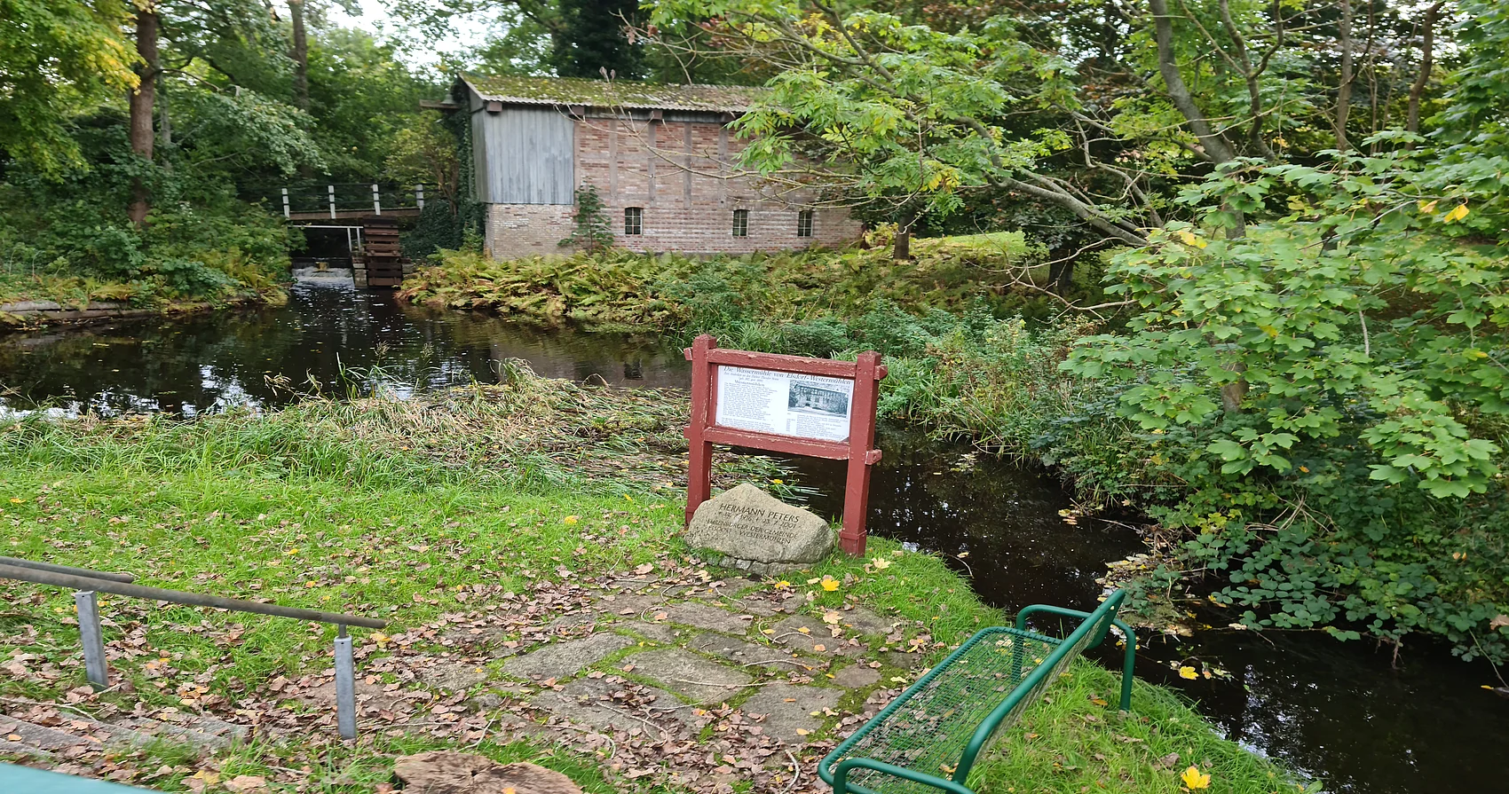 Sitzplatz mit Blick auf die Mühle.