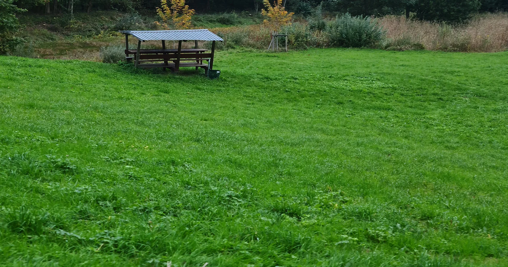 Blick zum Unterstand mit Sitzbank, beim Nordpol