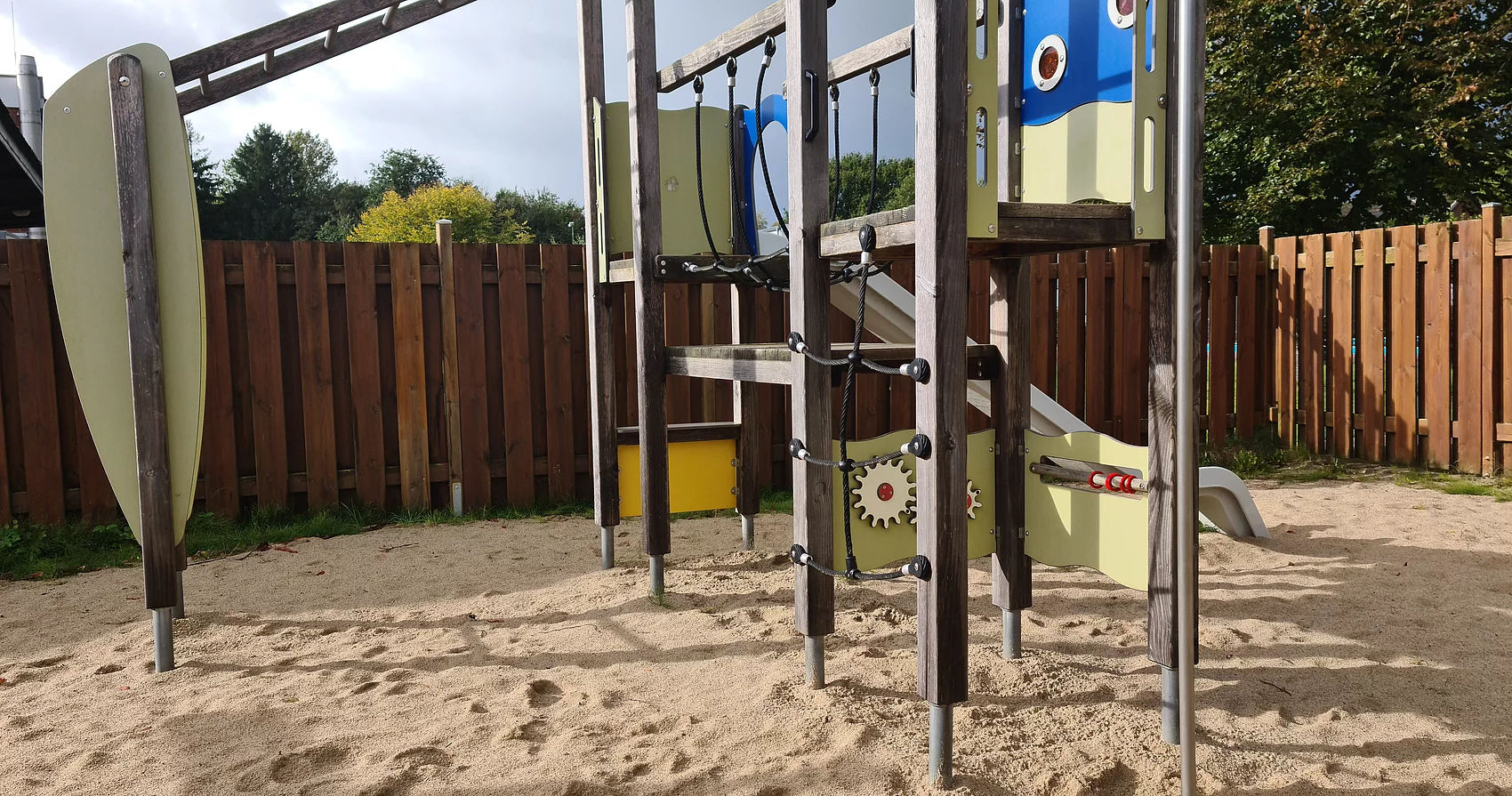 Klettergerüst mit diversen Kletter- und Spielmöglichkeiten, sowie Rutsche.